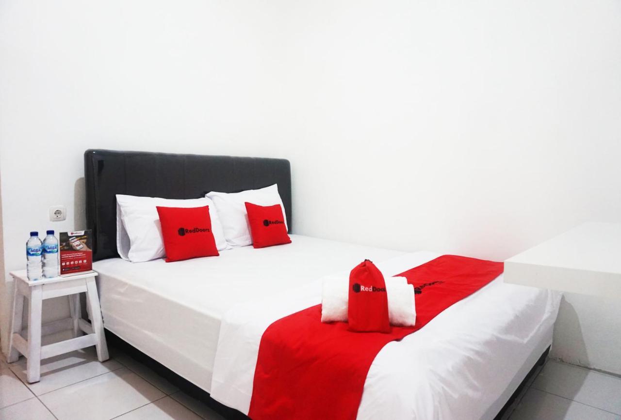 เรดดอร์ แอท จาลัน ตันจุง บลิตาร์ Hotel Blitar ภายนอก รูปภาพ