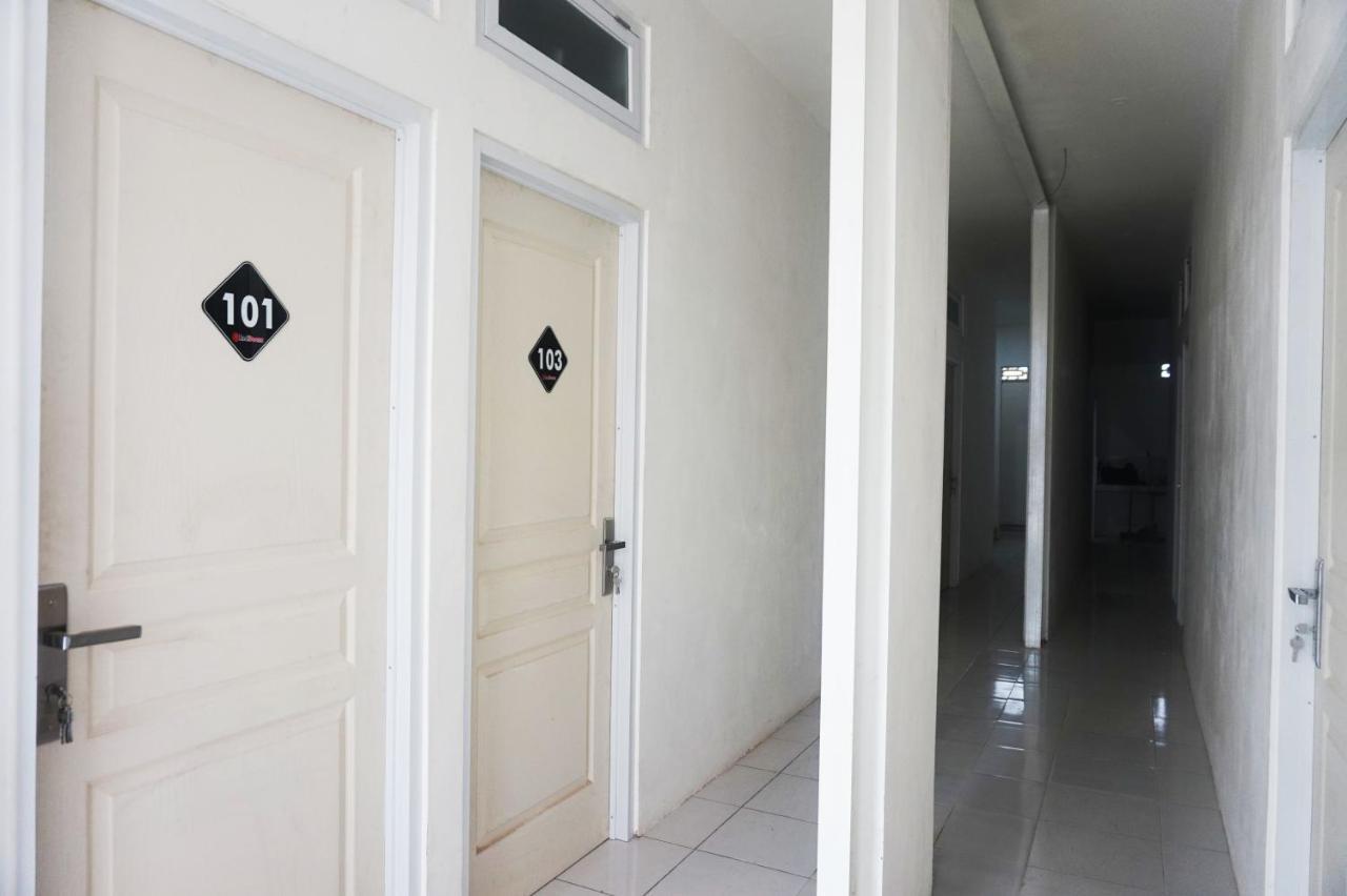 เรดดอร์ แอท จาลัน ตันจุง บลิตาร์ Hotel Blitar ภายนอก รูปภาพ