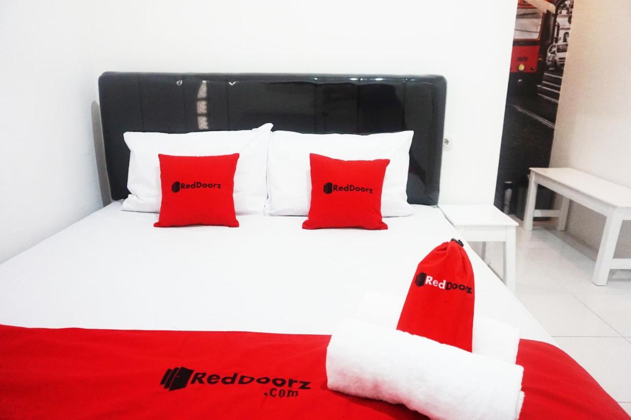 เรดดอร์ แอท จาลัน ตันจุง บลิตาร์ Hotel Blitar ภายนอก รูปภาพ