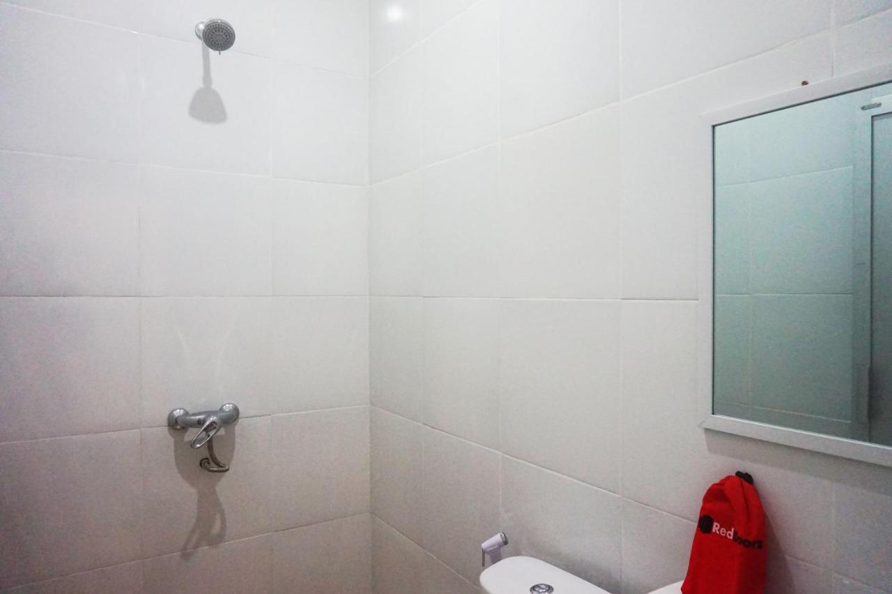 เรดดอร์ แอท จาลัน ตันจุง บลิตาร์ Hotel Blitar ภายนอก รูปภาพ