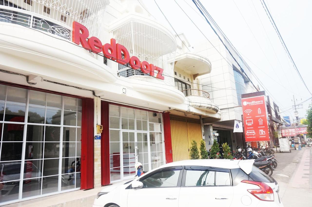 เรดดอร์ แอท จาลัน ตันจุง บลิตาร์ Hotel Blitar ภายนอก รูปภาพ