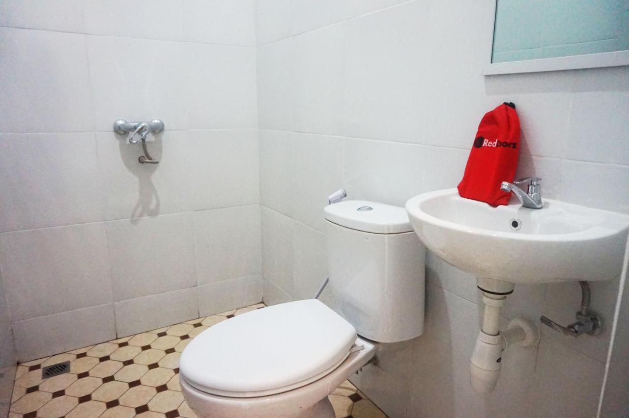 เรดดอร์ แอท จาลัน ตันจุง บลิตาร์ Hotel Blitar ภายนอก รูปภาพ