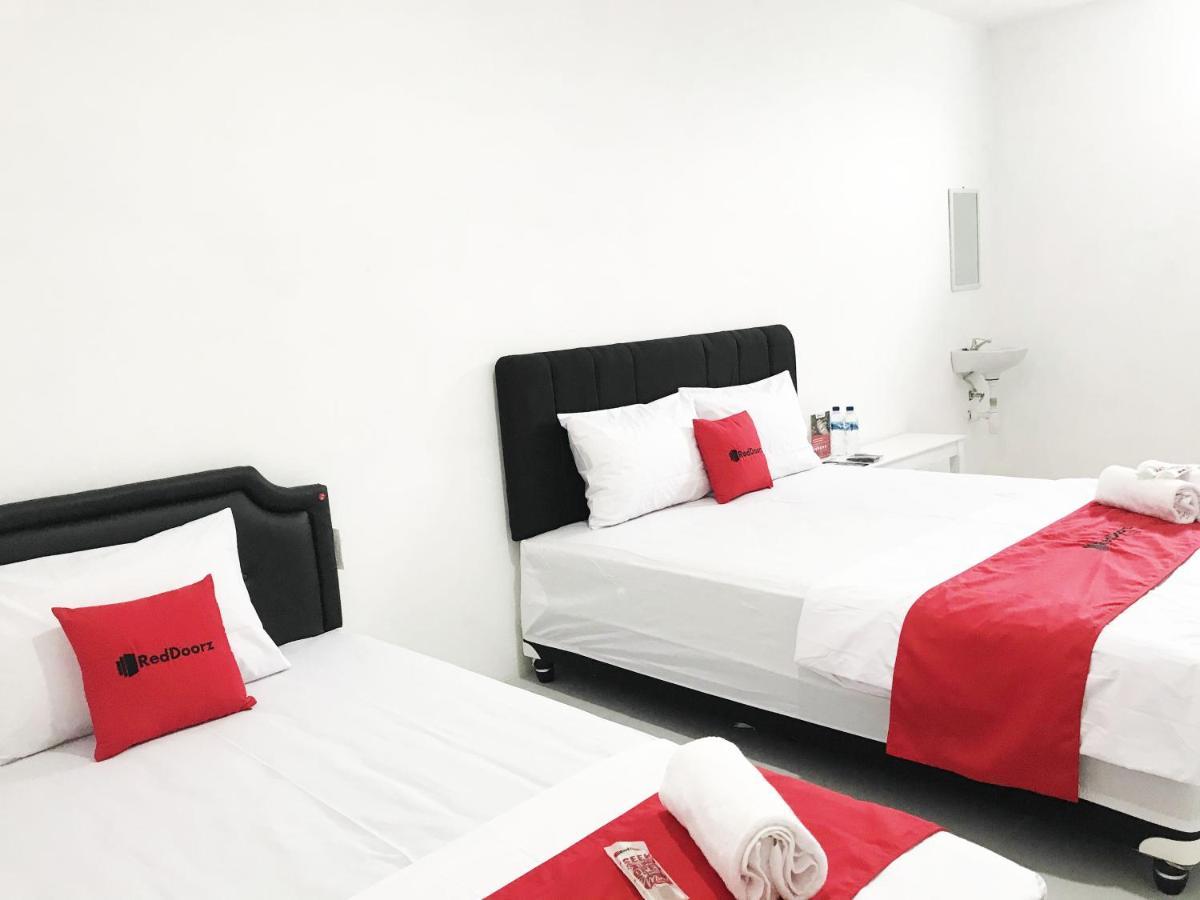 เรดดอร์ แอท จาลัน ตันจุง บลิตาร์ Hotel Blitar ภายนอก รูปภาพ